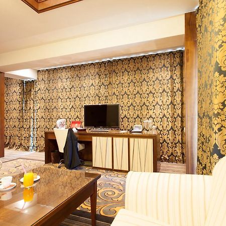 Metropolis Hotel Бистрица Экстерьер фото