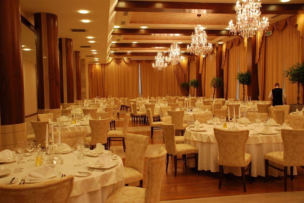 Metropolis Hotel Бистрица Экстерьер фото