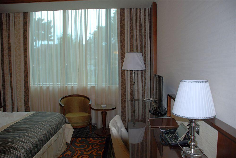 Metropolis Hotel Бистрица Экстерьер фото