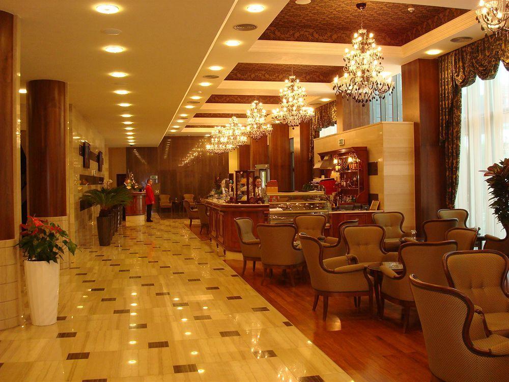 Metropolis Hotel Бистрица Экстерьер фото