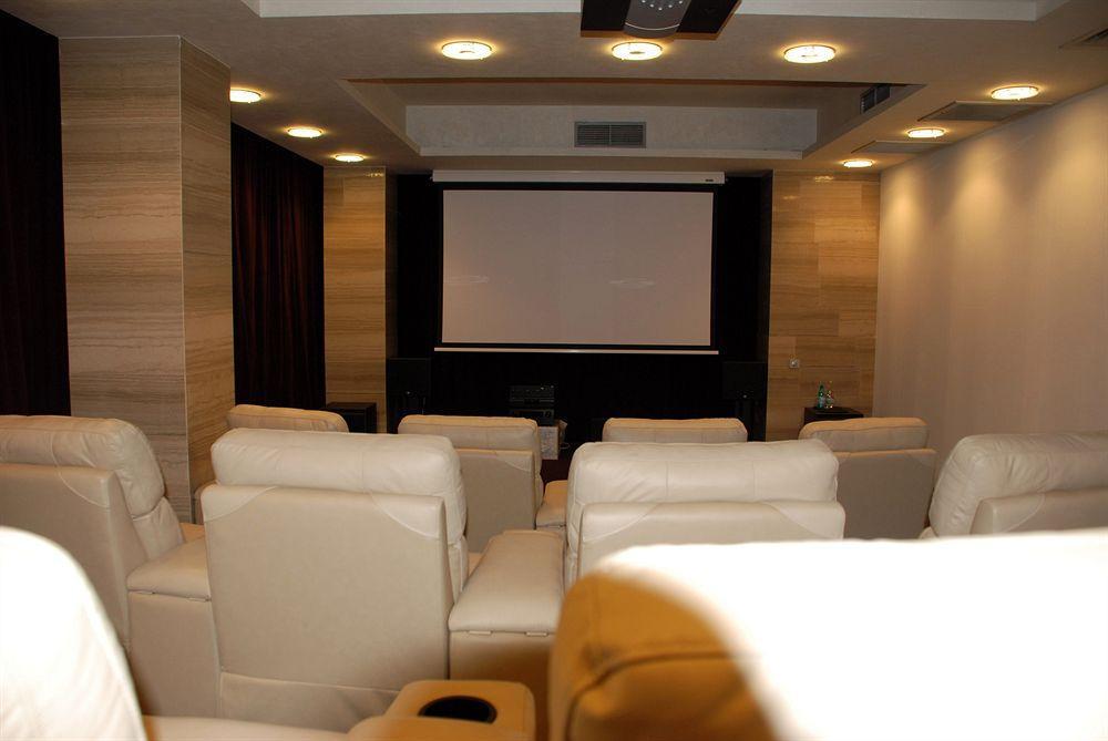 Metropolis Hotel Бистрица Экстерьер фото
