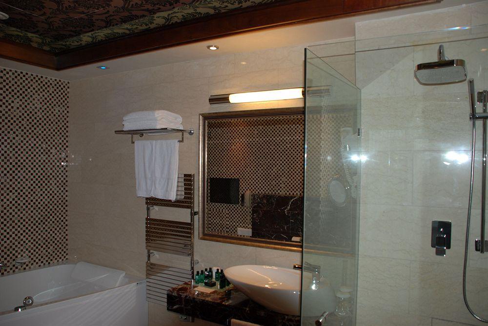 Metropolis Hotel Бистрица Экстерьер фото