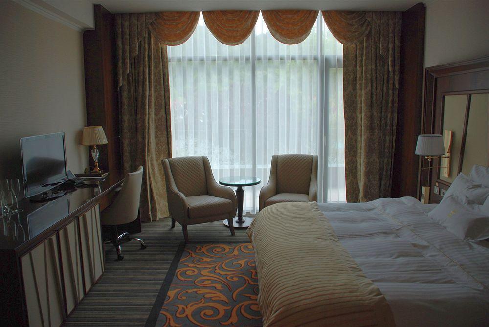 Metropolis Hotel Бистрица Экстерьер фото
