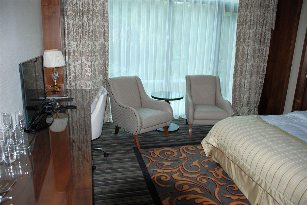 Metropolis Hotel Бистрица Экстерьер фото