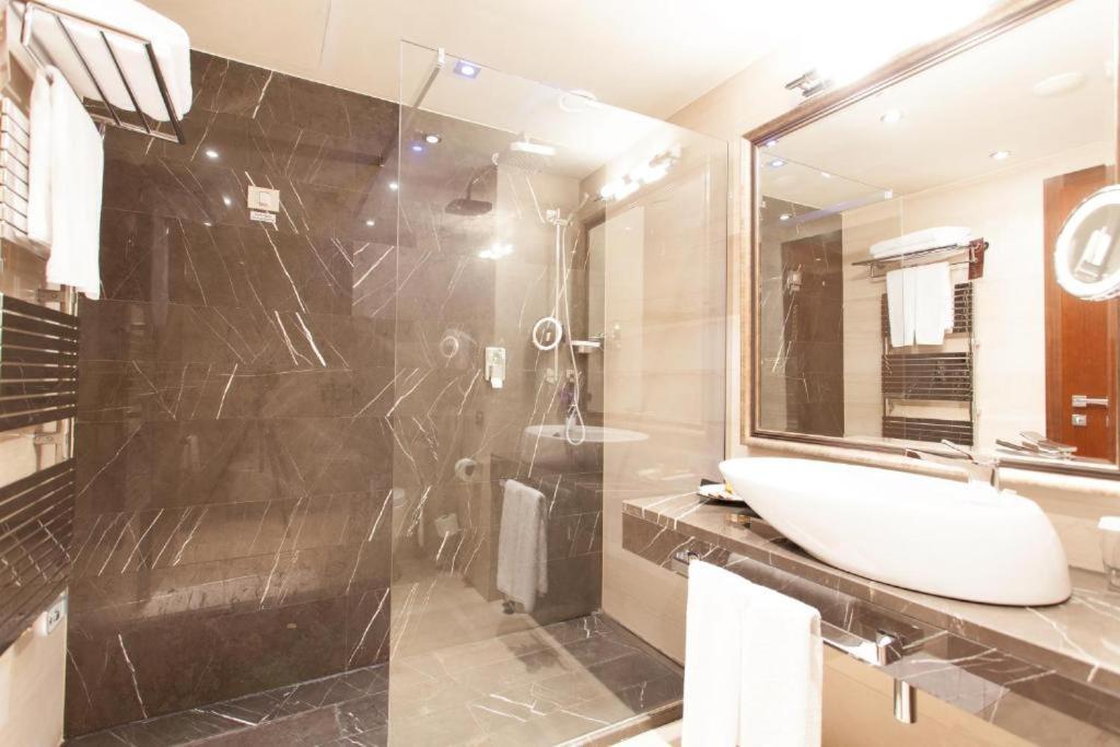 Metropolis Hotel Бистрица Экстерьер фото