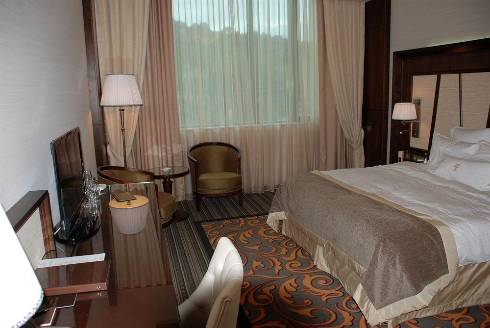 Metropolis Hotel Бистрица Экстерьер фото