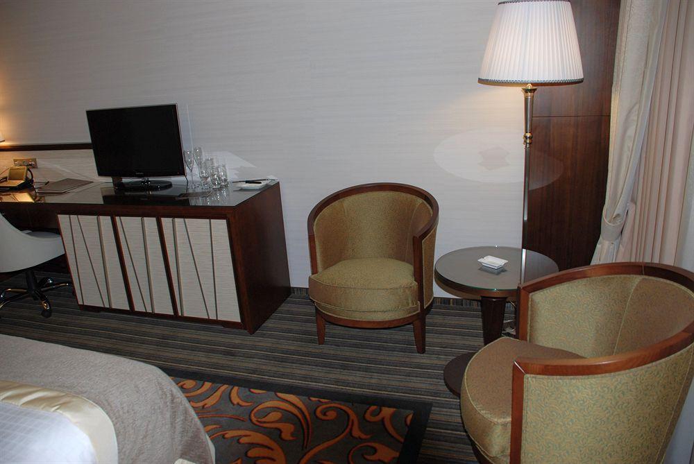 Metropolis Hotel Бистрица Экстерьер фото