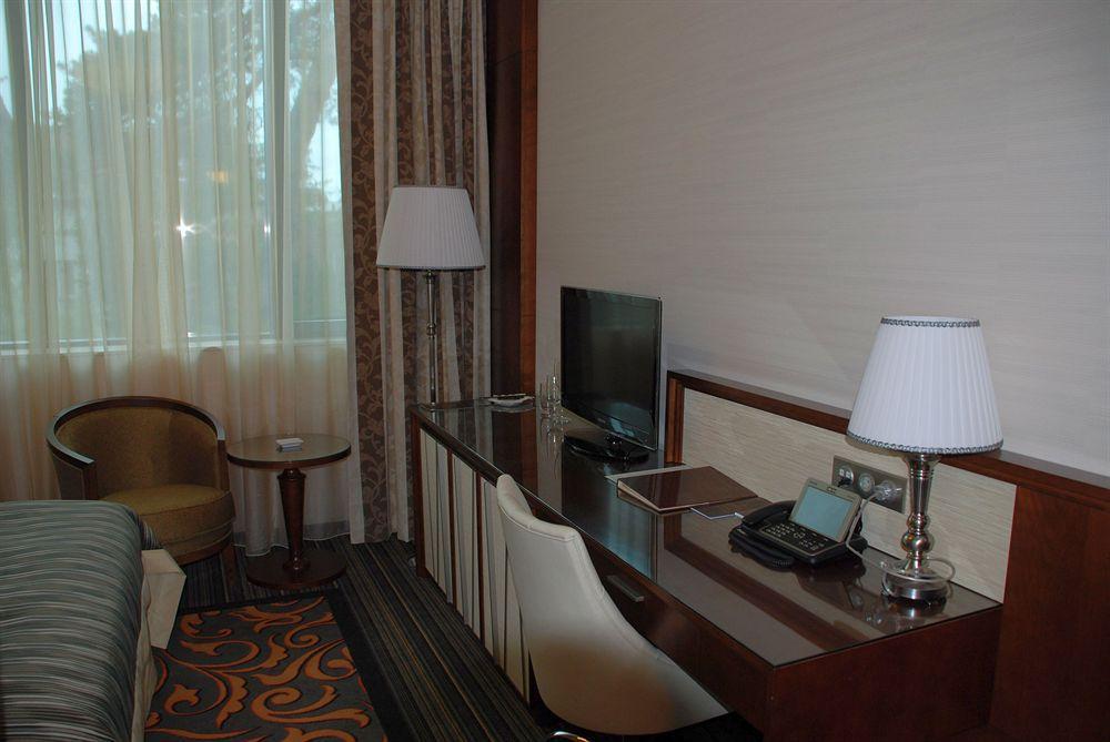 Metropolis Hotel Бистрица Экстерьер фото