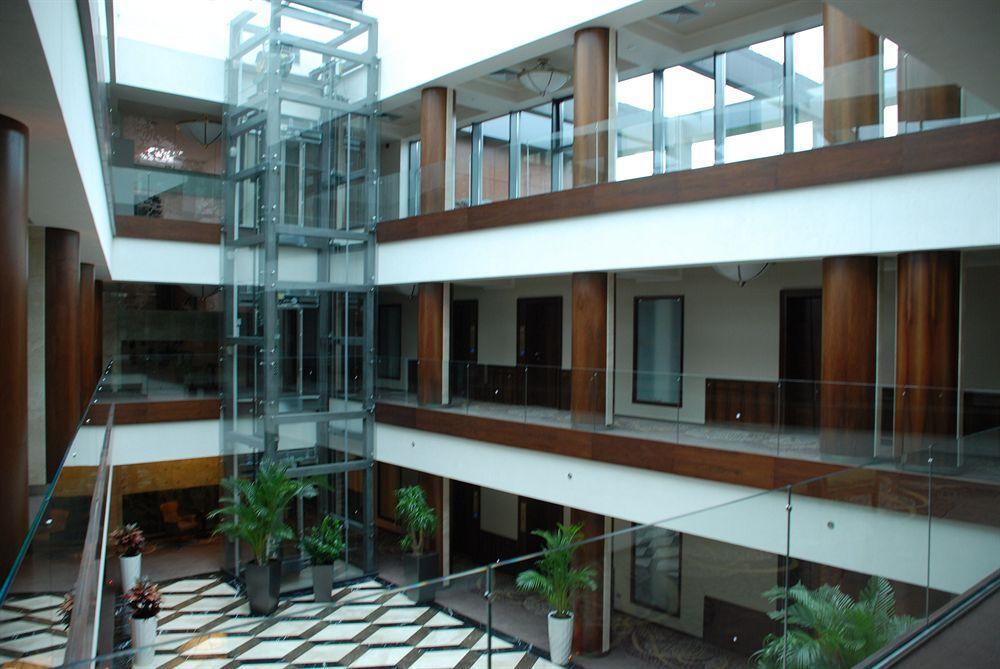 Metropolis Hotel Бистрица Экстерьер фото
