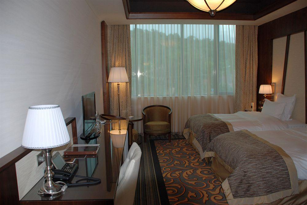 Metropolis Hotel Бистрица Экстерьер фото