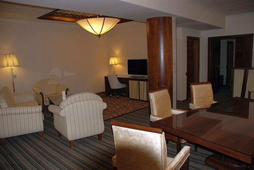 Metropolis Hotel Бистрица Экстерьер фото