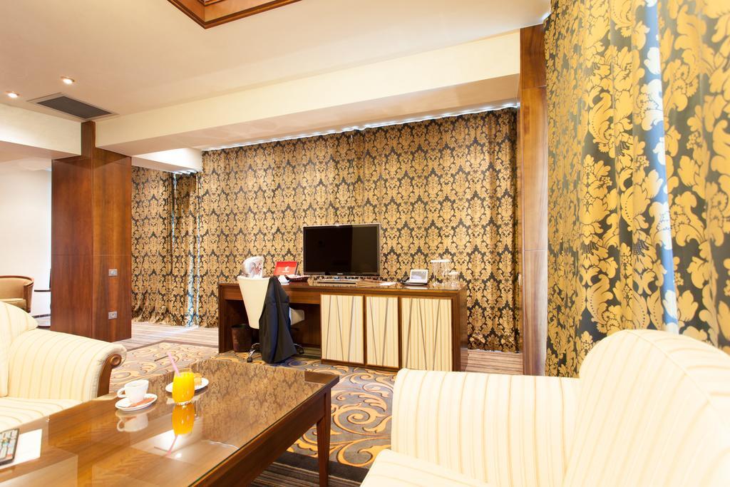 Metropolis Hotel Бистрица Экстерьер фото