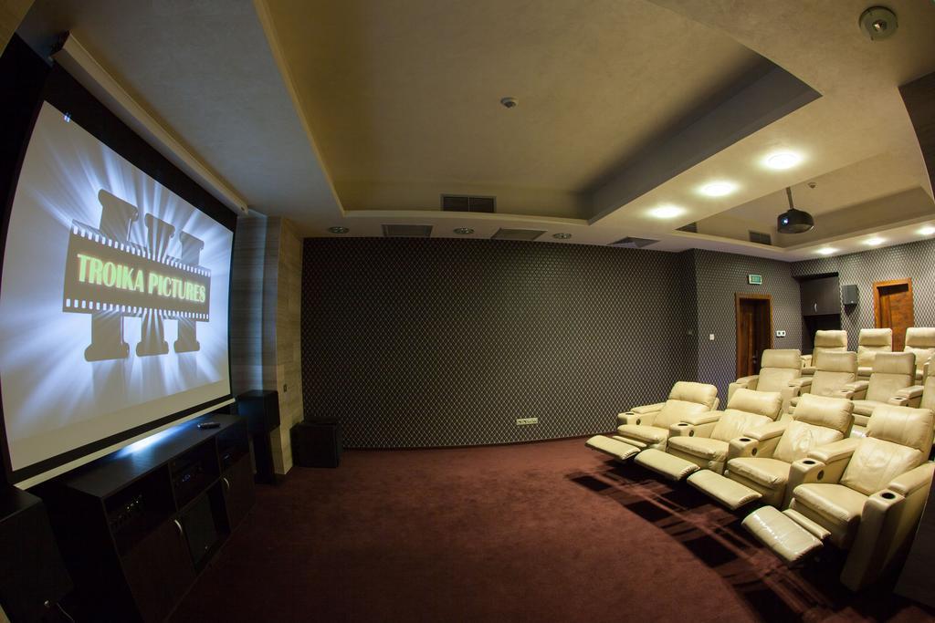 Metropolis Hotel Бистрица Экстерьер фото