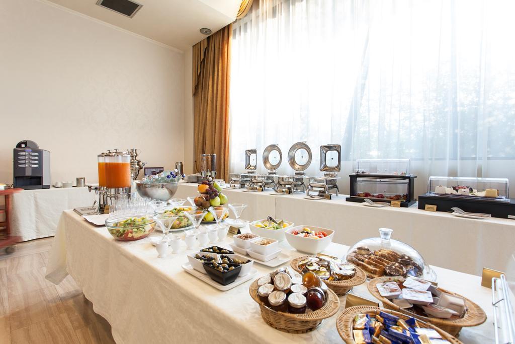Metropolis Hotel Бистрица Экстерьер фото