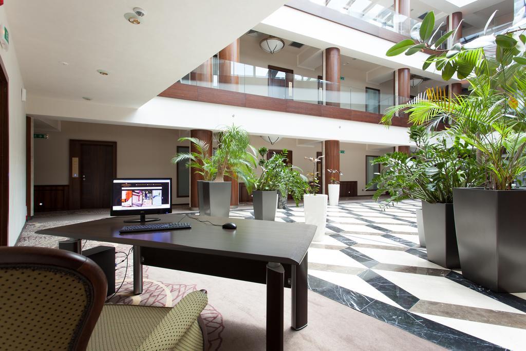 Metropolis Hotel Бистрица Экстерьер фото