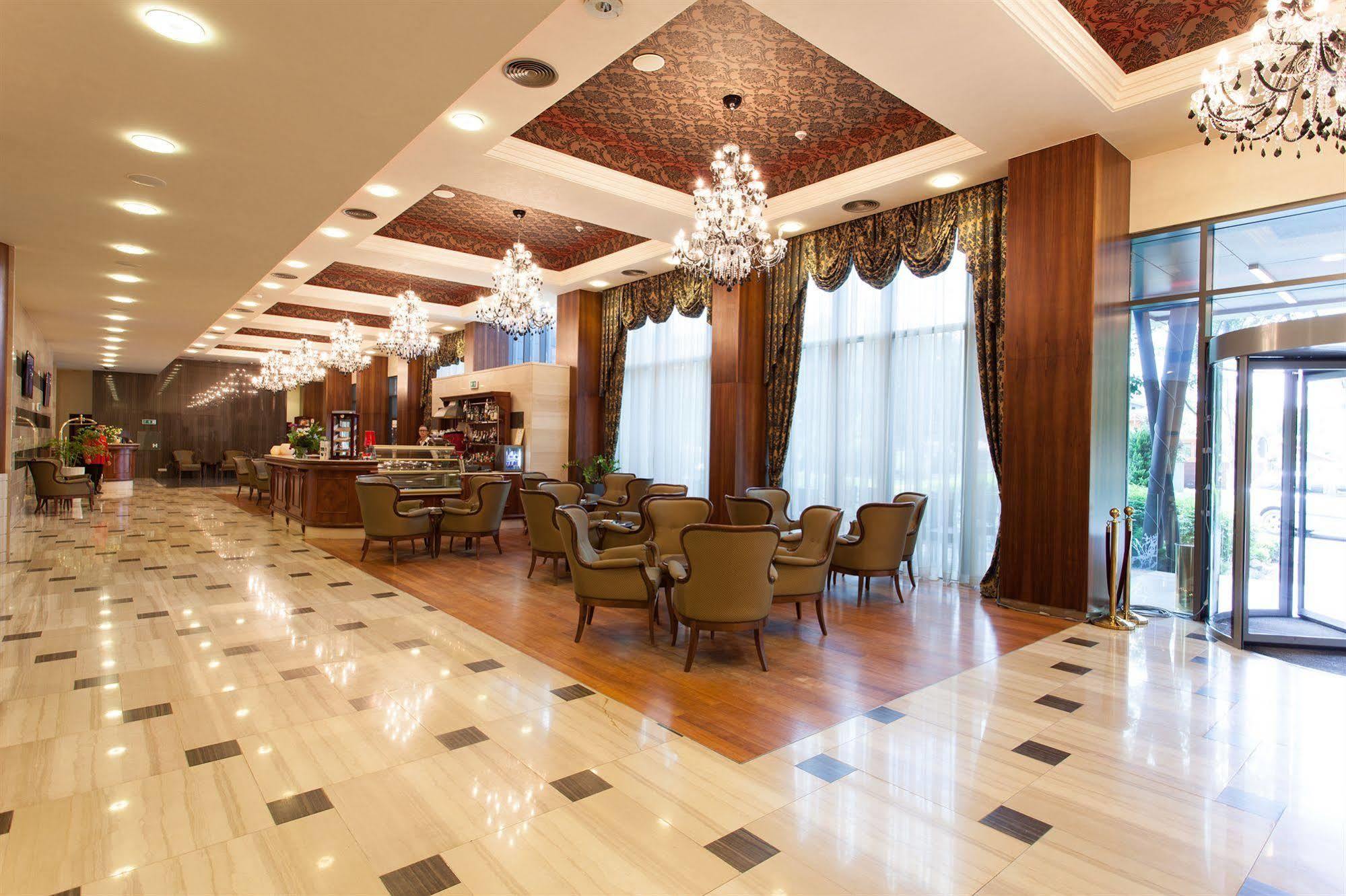 Metropolis Hotel Бистрица Экстерьер фото