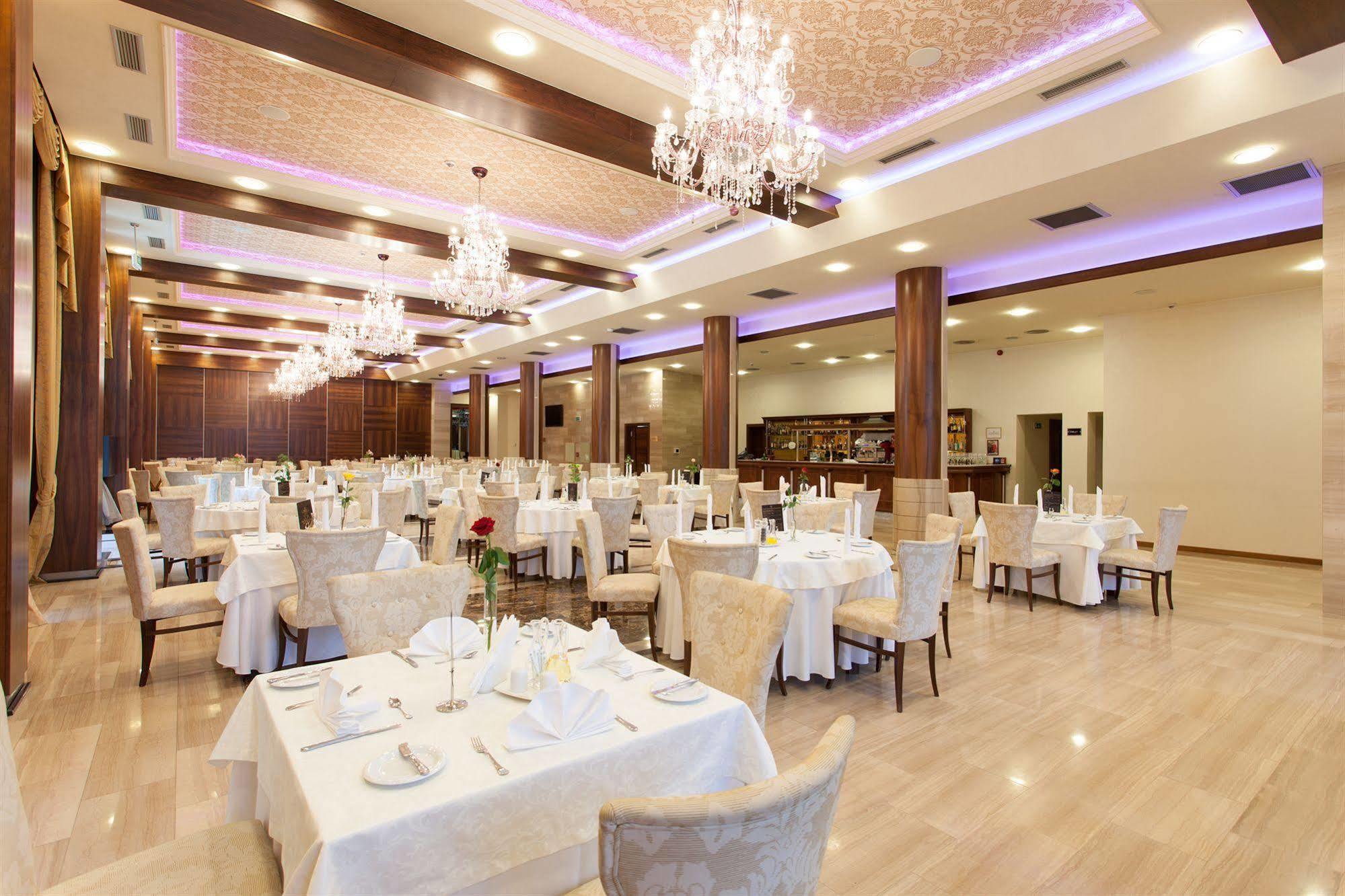 Metropolis Hotel Бистрица Экстерьер фото