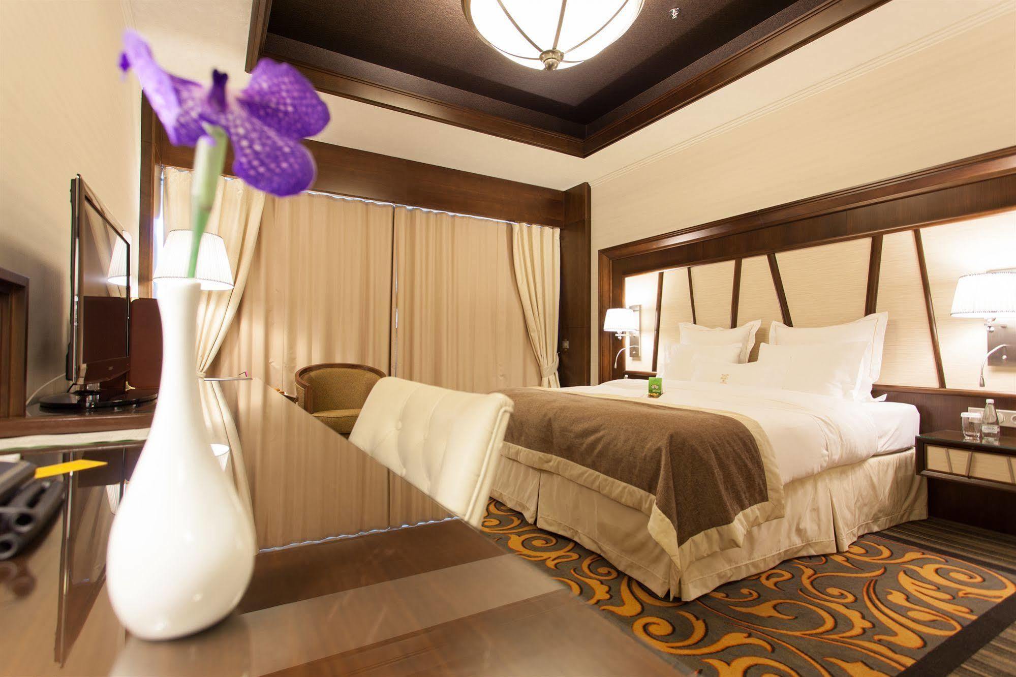 Metropolis Hotel Бистрица Экстерьер фото