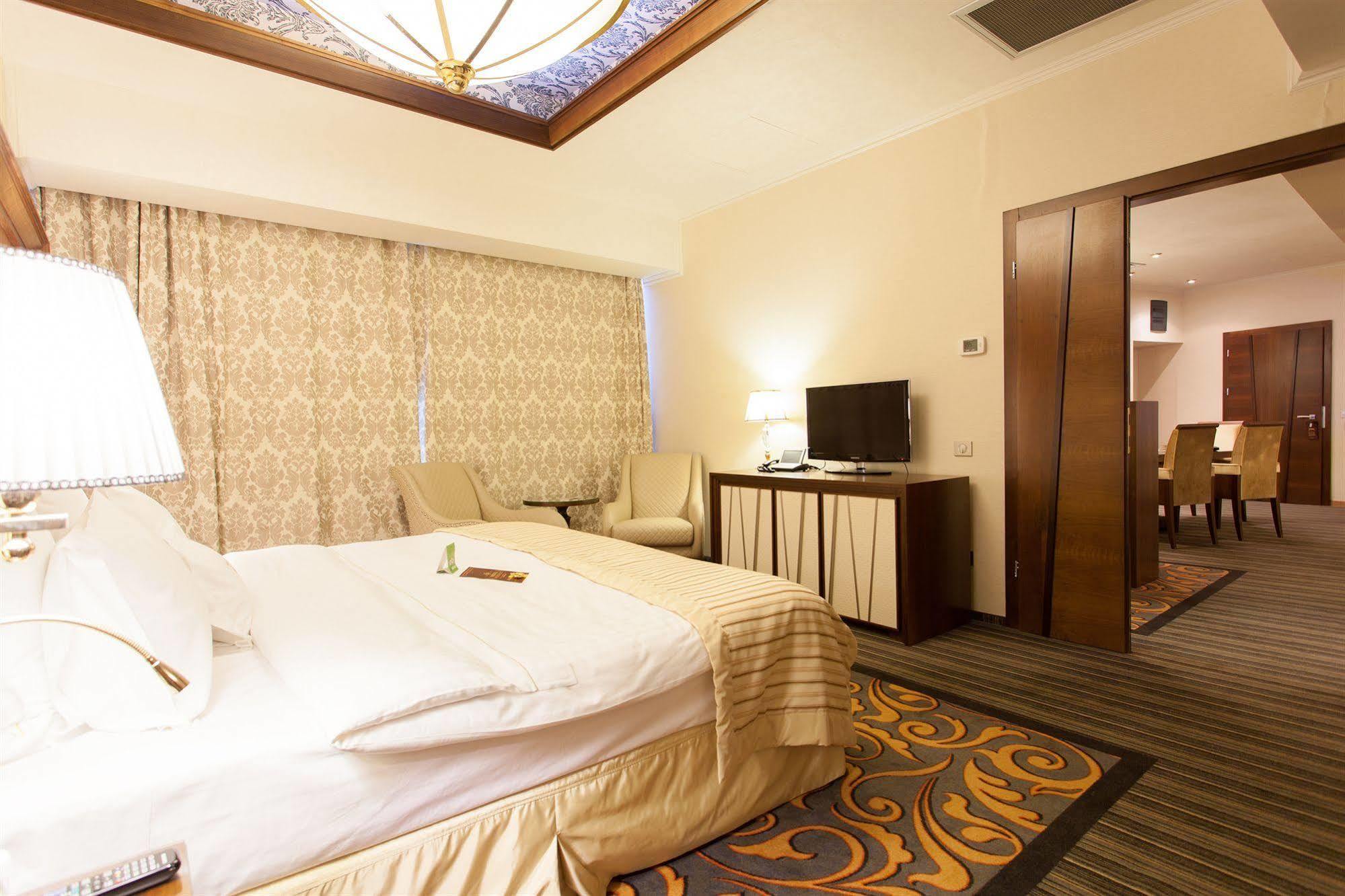 Metropolis Hotel Бистрица Экстерьер фото