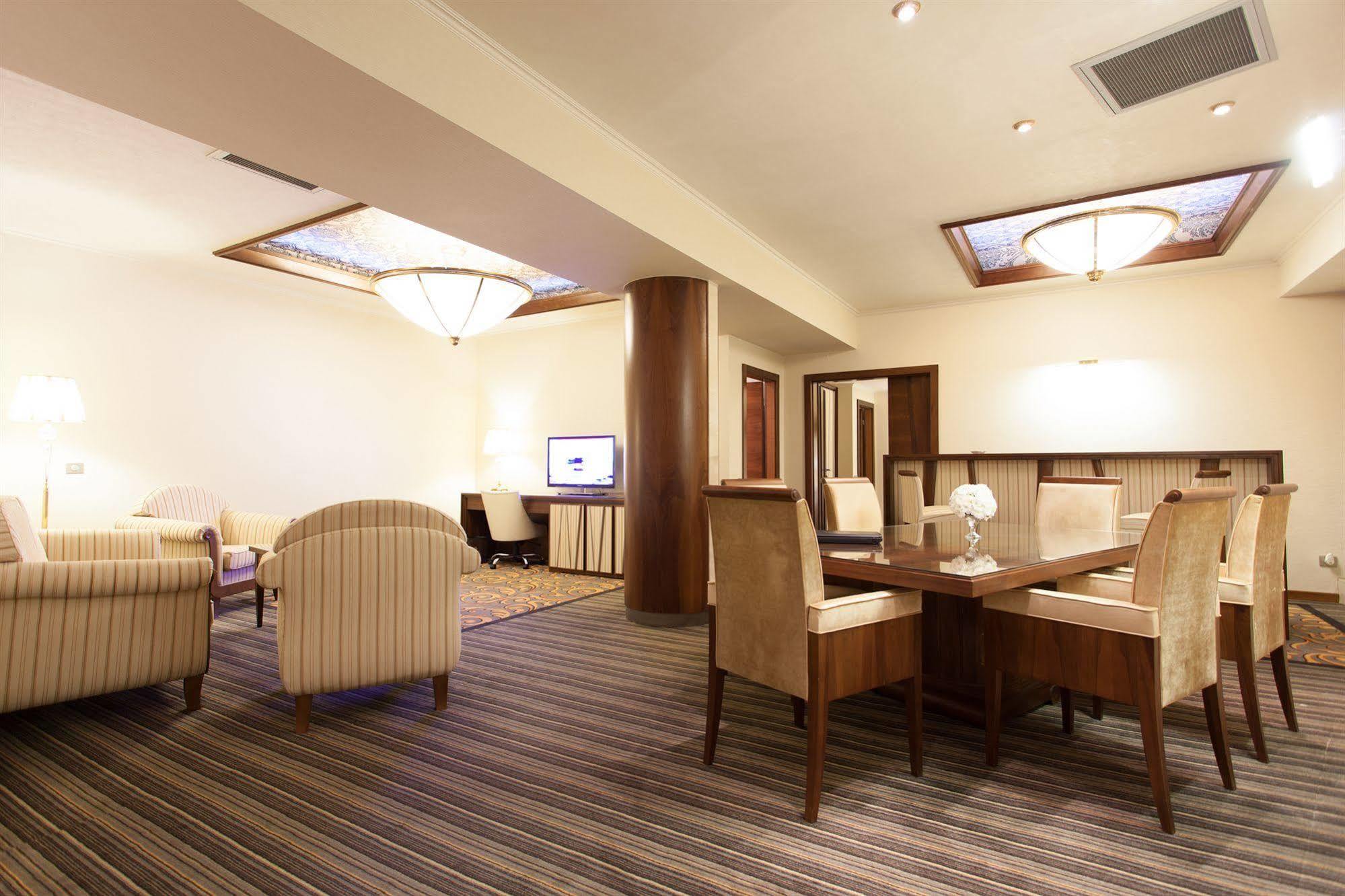 Metropolis Hotel Бистрица Экстерьер фото